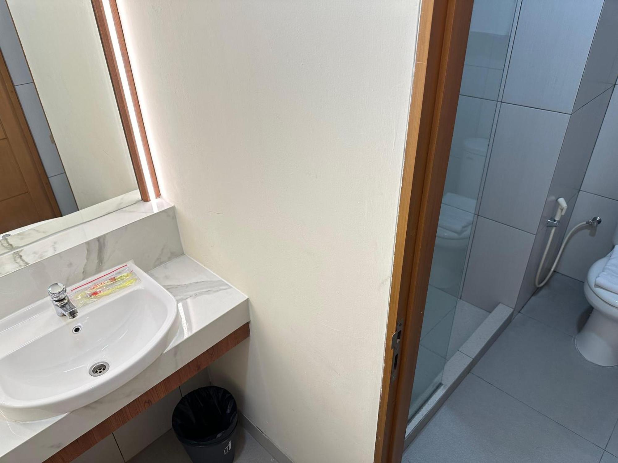 D'Primahotel Jemursari Surabaya Buitenkant foto