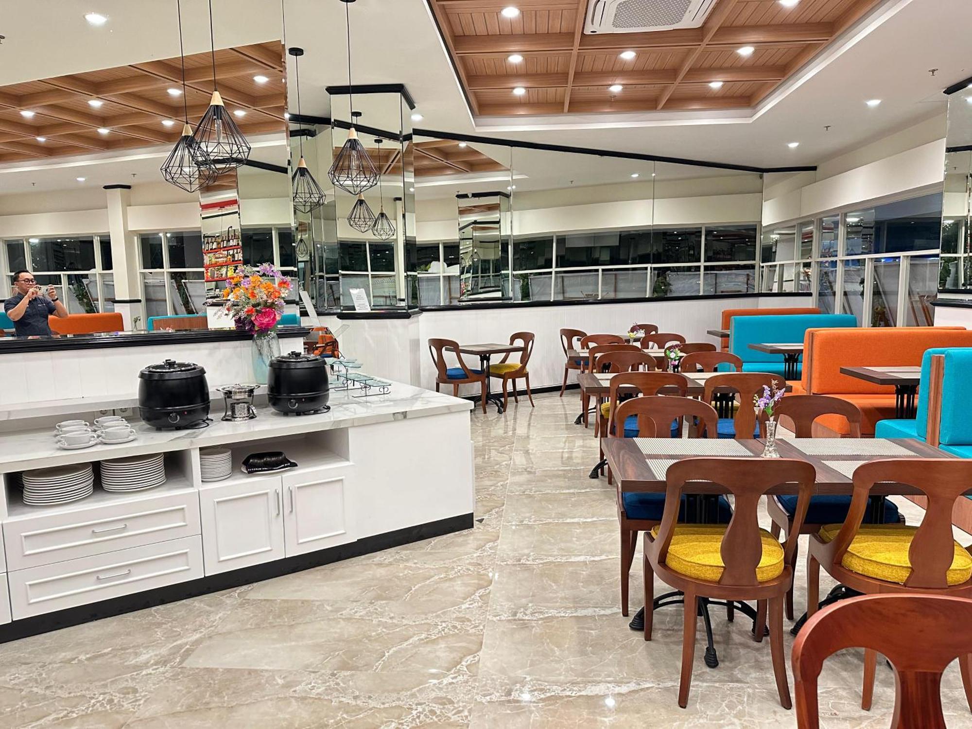 D'Primahotel Jemursari Surabaya Buitenkant foto